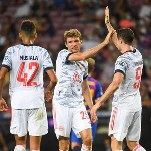 Thomas Müller (M.) klatscht mit Robert Lewandowski (r.) ab. Supertalent Jamal Musiala spielte von Anfang an.