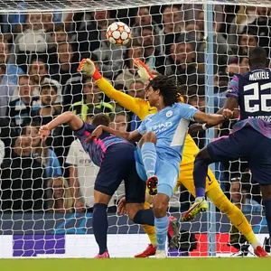 Nathan Ake (M.) behält den Überblick und köpft zum 1:0 für Manchester City ein.