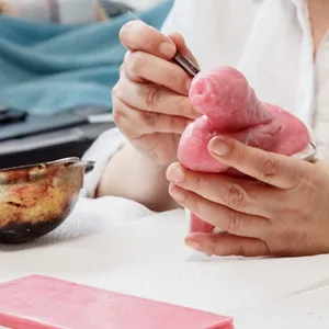 Sofia Koskeridou modelliert aus Wachs einen Penis, der über Zwischenschritte dann zu einer individuellen Silikon-Epithese wird.