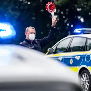 Die Polizei bei einer Autokontrolle (Symbolbild).
