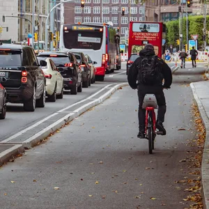 Der neue XXL-Radweg am Dammtordamm ist über zwei Meter breit und vom Autoverkehr baulich getrennt.