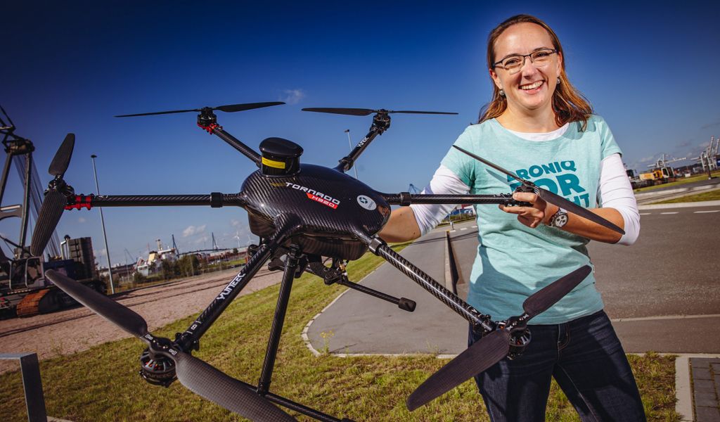 Juliane Lange von „Droniq“ ist Leiterin des Drohnen-Testlabors am Hamburger Hafen.