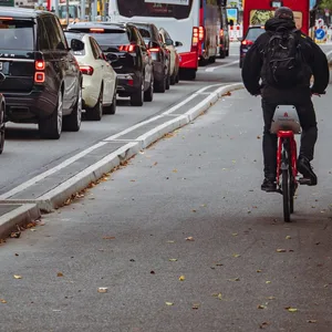 Der neue XXL-Radweg am Dammtordamm ist über zwei Meter breit und vom Autoverkehr baulich getrennt.