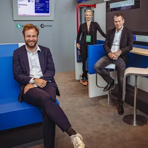 Verkehrssenator Anjes Tjarks (Grüne), HVV-Chefin Anna-Theresa Korbutt und S-Bahn-Chef Kay Arnecke (v.l.n.r.) bei der Präsentation des neuen S-Bahn Waggons der Zukunft im September 2021.