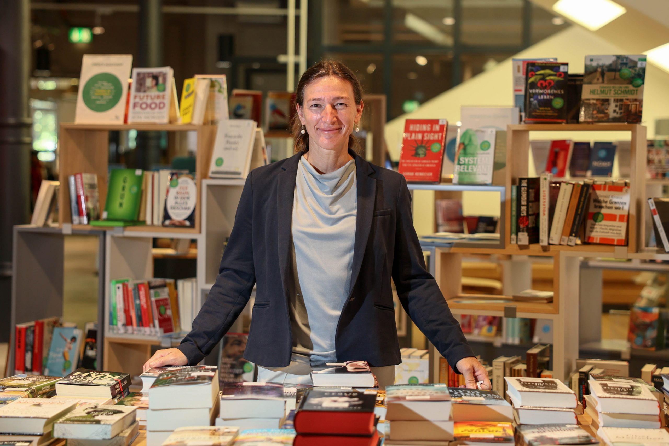 Frauke Untiedt, Direktorin der Hamburger Bücherhallen, freut sich sehr über den zusätzlichen Öffnungstag am Hühnerposten.