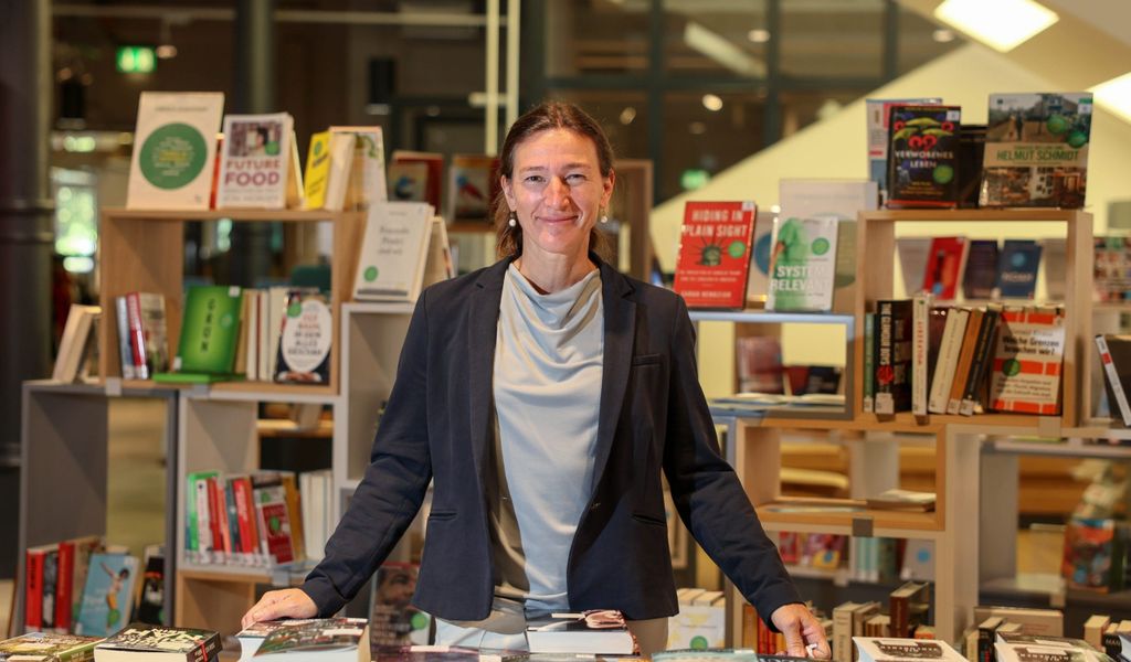 Frauke Untiedt, Direktorin der Hamburger Bücherhallen, freut sich sehr über den zusätzlichen Öffnungstag am Hühnerposten.