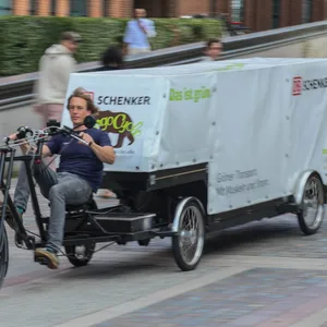 Lastenrad-Erfinder Christian Rusche auf einem der XXL-Cargo-Bike der DB Schenker in der HafenCity.
