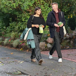 Maryam Blumenthal und Manuel Muja (beide Grüne) beim Haustürwahlkampf in Billstedt.