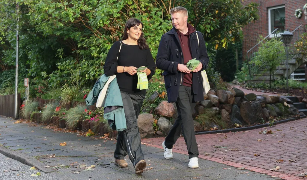 Maryam Blumenthal und Manuel Muja (beide Grüne) beim Haustürwahlkampf in Billstedt.