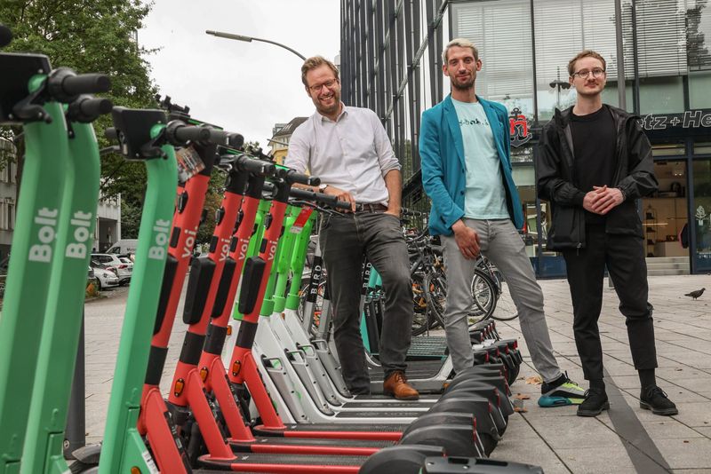 Anjes Tjarks, Senator für Verkehr und Mobilitätswende, Florian Anders und Caspar Spinnen, Pressesprecher von Tier und Voi (v.l.n.r.) bei der Verkündung der E-Scooter-Patrouille im September 2021.