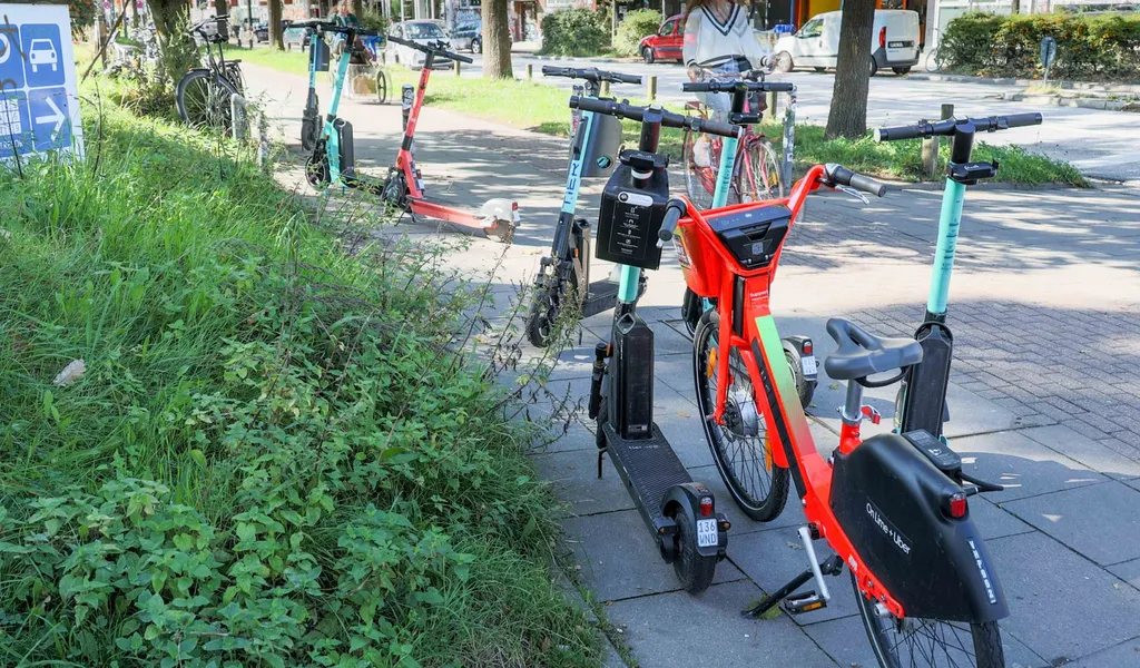 In Hamburg müssen Nutzer von E-Scootern jetzt immer mit einem Foto den abgestellten Roller dokumentieren.
