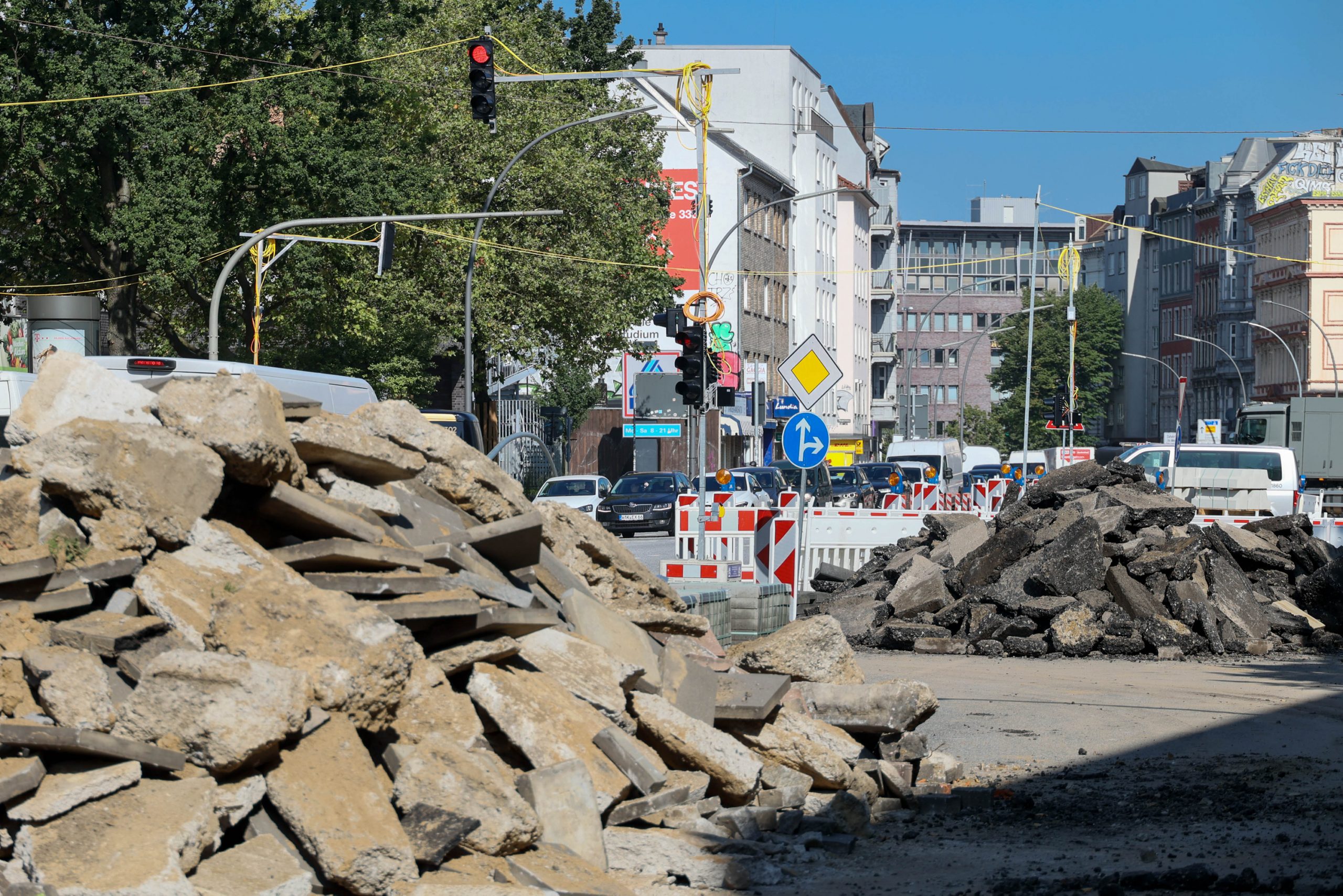 Die Baustelle an der Kreuzung Max-Brauer-Allee/Holstenstraße sorgt für lange Staus in Altona.