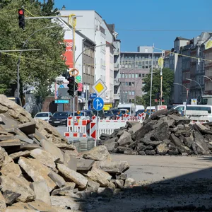 Die Baustelle an der Kreuzung Max-Brauer-Allee/Holstenstraße sorgt für lange Staus in Altona.