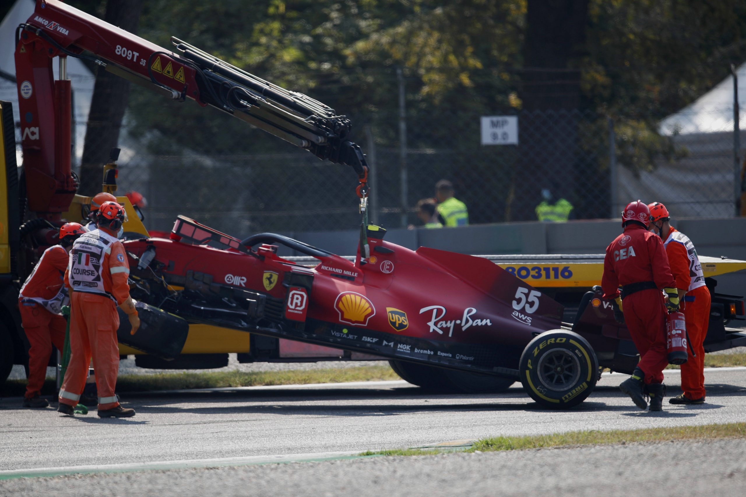 Der Ferrari von Carlos Sainz wird abtransportiert.