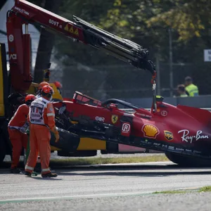 Der Ferrari von Carlos Sainz wird abtransportiert.