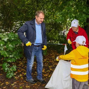Umweltsenator Jens Kerstan startet am Freitag gemeinsam mit der Stadtreinigung Hamburg (SRH), deren Geschäftsführer Professor Dr. Rüdiger Siechau und Kindern der Kita Kaiser-Friedrich Ufer die Aktion „Hamburg räumt auf“.