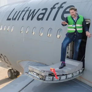 Fabrizio Sepe (l), Geschäftsführer des Serengeti-Parks, betrachtet die Tragflächen seines neuen Airbus A310 10+23.