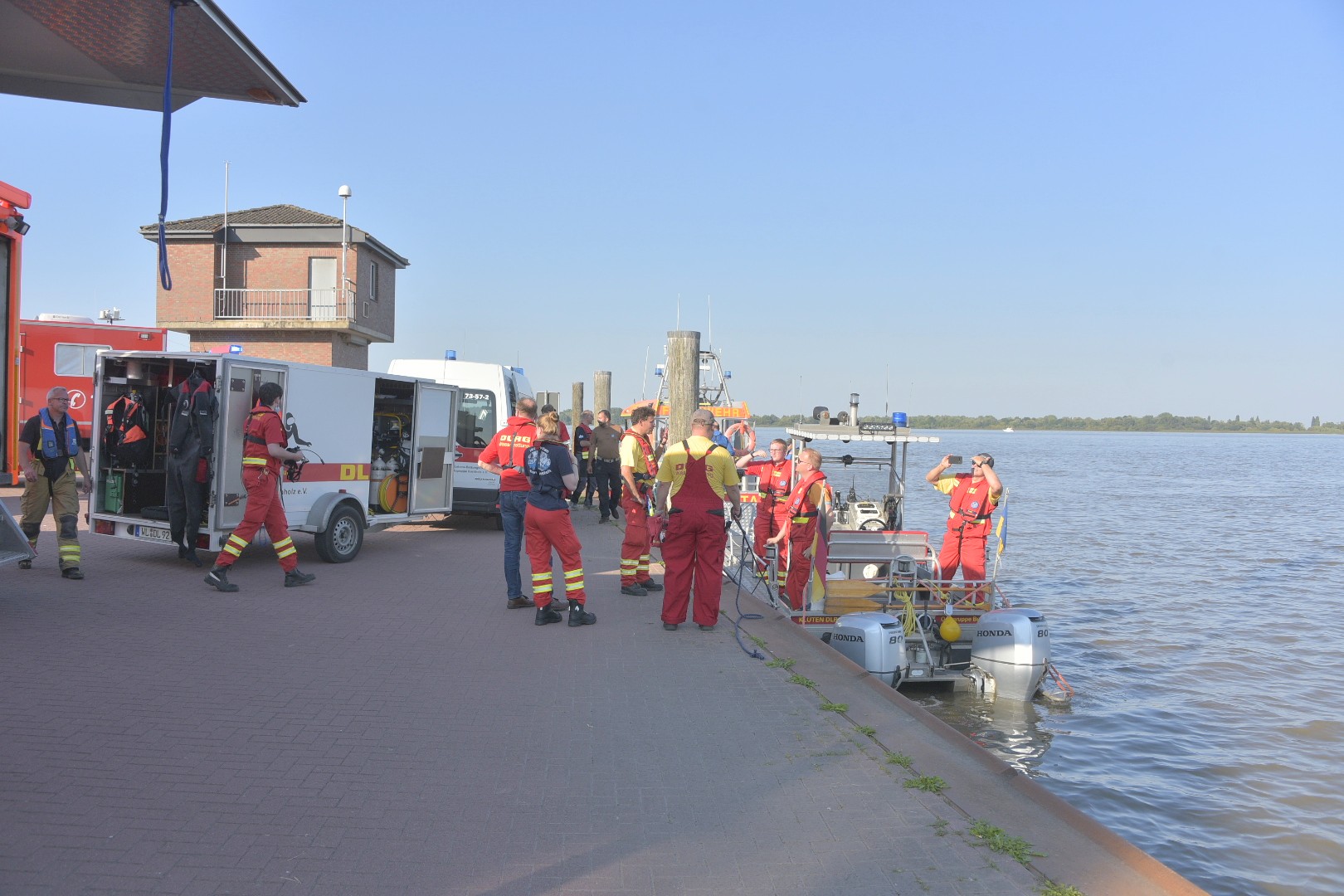 Die Rettungskräfte suchen in der Elbe bei Stade nach dem Vermissten.