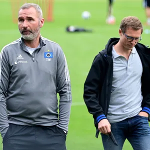 Tim Walter (l.) verzockte sich beim HSV-Training, sorgte aber für viel Feuer.
