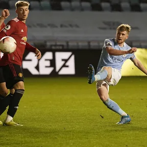Klasse Klebe! Mit diesem Schuss verschreckte Tommy Doyle die Lokalrivalen von Manchester United im U23-Derby.