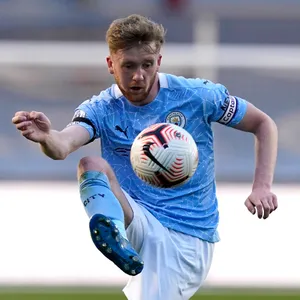 Tommy Doyle, hier noch für Manchester City in der englischen Nachwuchsliga unterwegs, ist bald für den HSV am Ball.