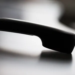Ein abgelegter Telefonhörer.