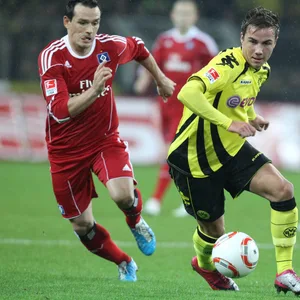 Piotr Trochowski (l., hier 2010 gegen Mario Götze) ist für den guten Zweck dabei.