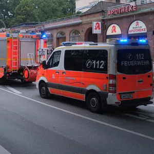Einsatzfahrzeuge vor der Apotheke in Hamburg.