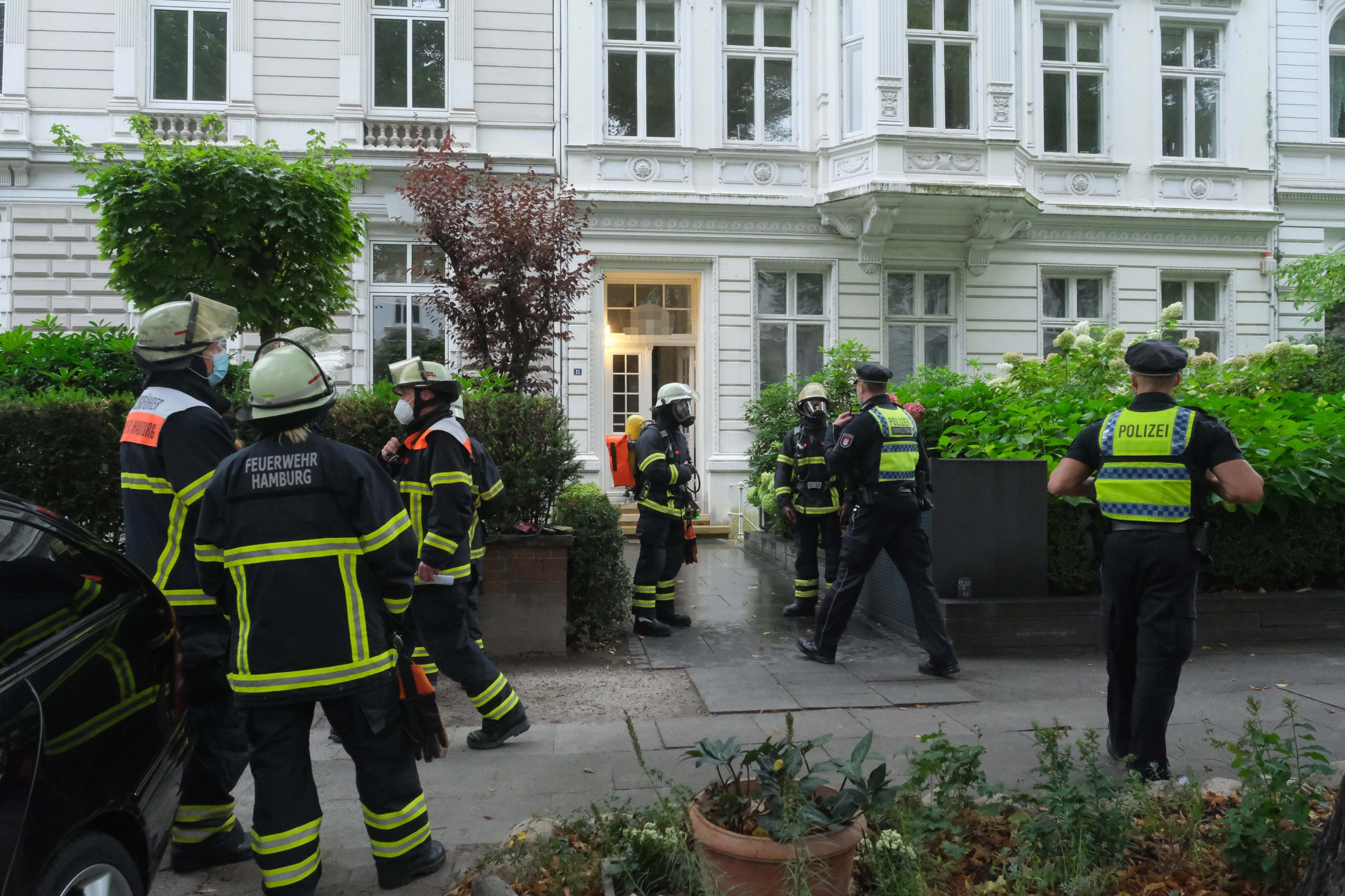 Einsatzkräfte vor dem Wohnhaus in Hamburg.