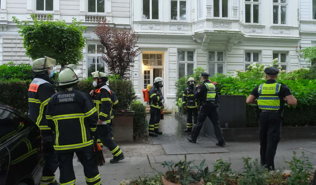 Einsatzkräfte vor dem Wohnhaus in Hamburg.