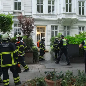 Einsatzkräfte vor dem Wohnhaus in Hamburg.