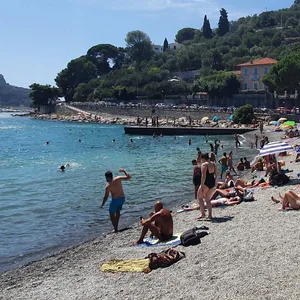 Urlaubsreisen sind nur mit Corona-Impfschutz ratsam, sagt ein Hamburger Reisemediziner.