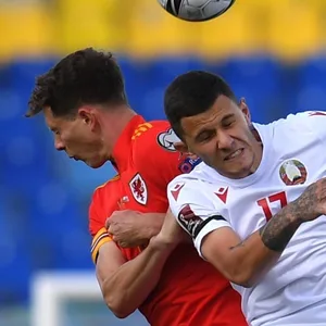 James Lawrence (l.) im Kopfballduell mit Vitaly Lisakovich