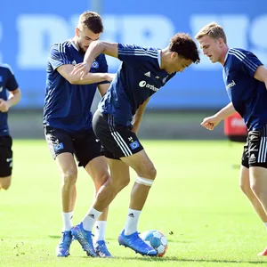 Jonas David (r.) behauptet Ball und Stammplatz – doch Mario Vuskovic greift an.