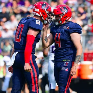 Hamburgs Quarterback Jadrian Clark (l.) und Kicker Phillip Friis Andersen sind bereit für das Playoff-Halbfinale am Sonntag