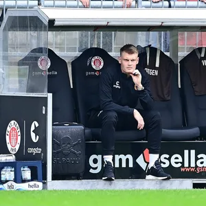 Vor dem Spiel gegen Regensburg verletzte sich Eric Smith beim Aufwärmen