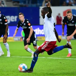David Kinsombi trifft zum 1:0 des HSV gegen Sandhausen.