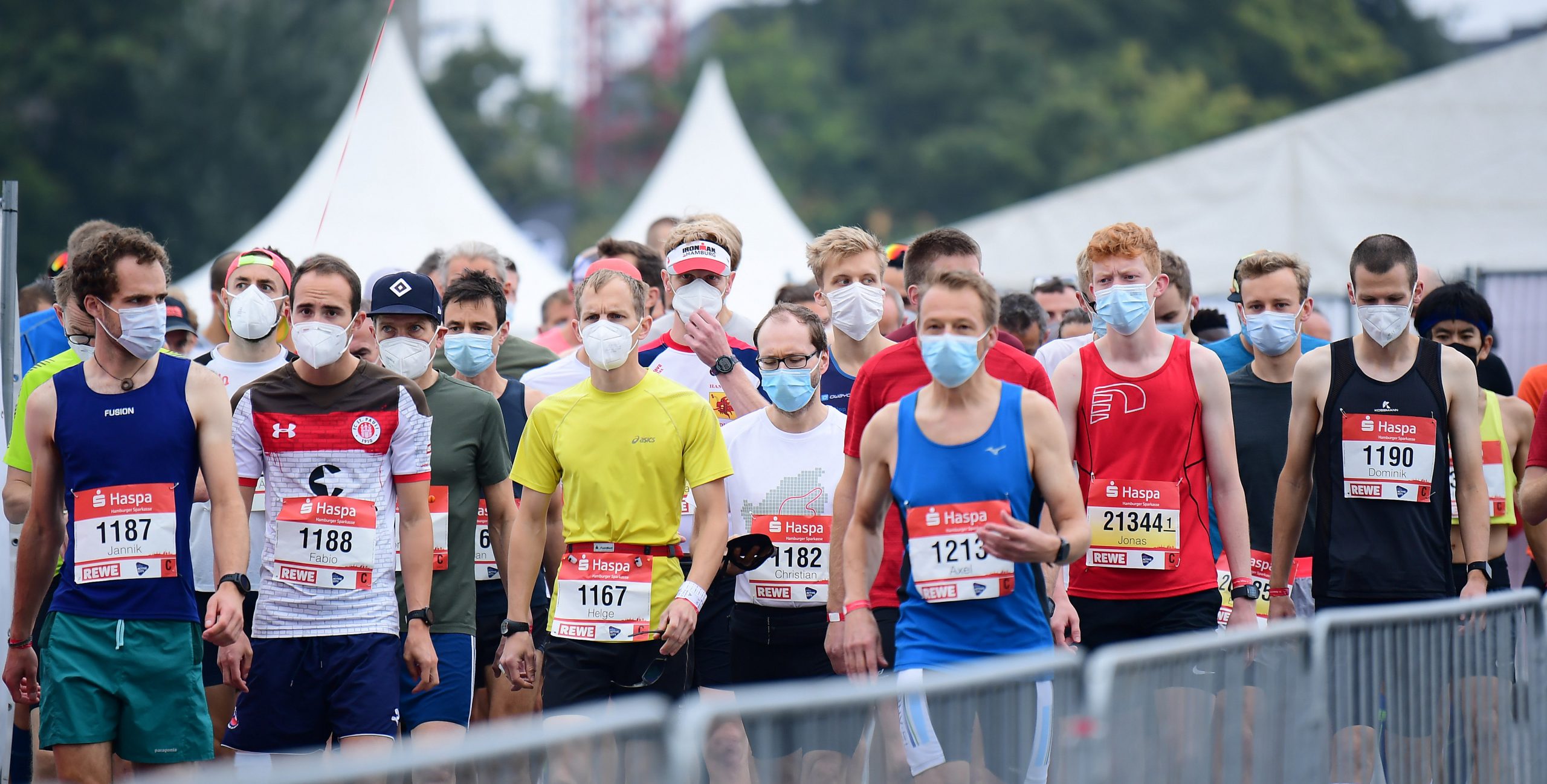 Läufer tragen beim Hamburg-Marathon eine Maske.