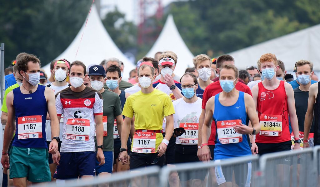 Läufer tragen beim Hamburg-Marathon eine Maske.