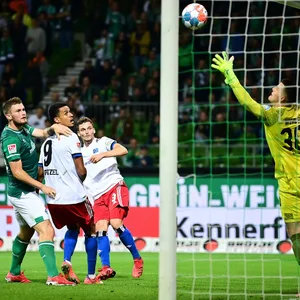 Moritz Heyer trifft zum 2:0 des HSV in Bremen