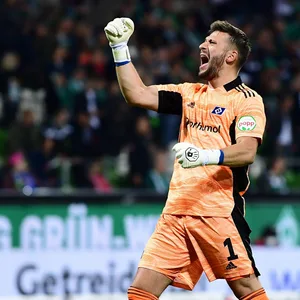 Daniel Heuer Fernandes schreit seine Freude heraus. Der HSV-Torwart zeigte im Derby eine starke Leistung.