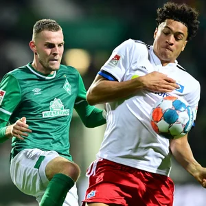 HSV-Profi Jonas David (r.) im Duell mit Bremens Marvin Ducksch.