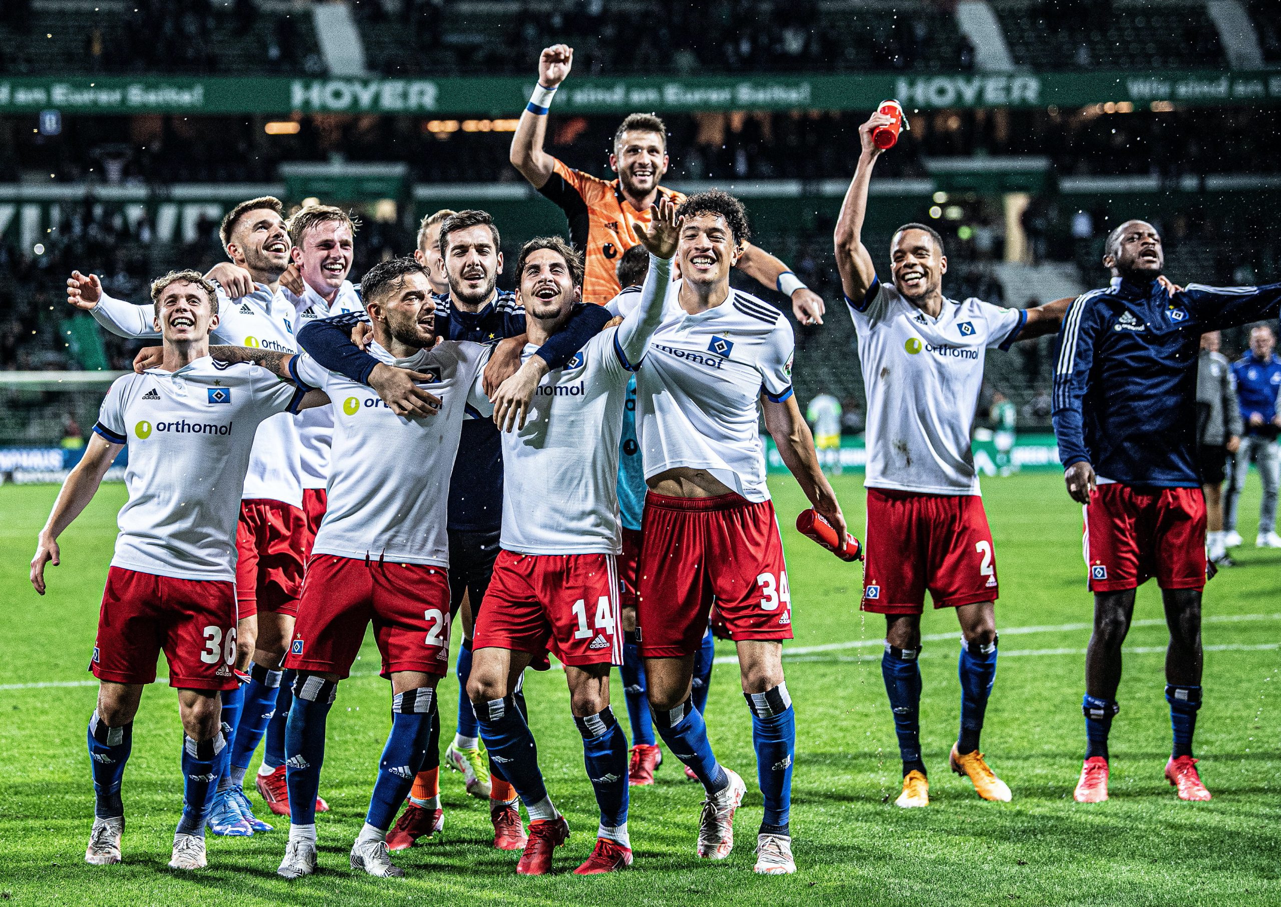 Die HSV-Profis bejubeln ihren 2:0-Sieg in Bremen.
