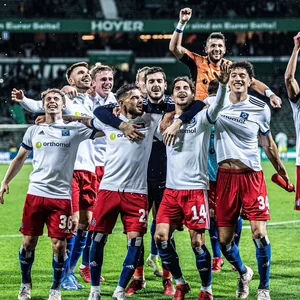 Die HSV-Profis bejubeln ihren 2:0-Sieg in Bremen.