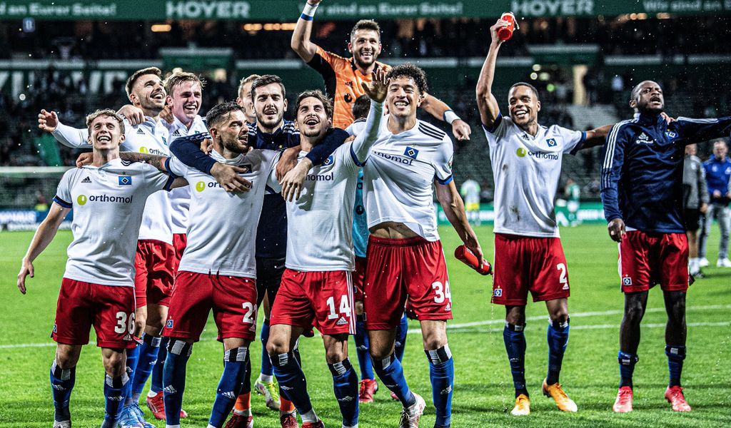Die HSV-Profis bejubeln ihren 2:0-Sieg in Bremen.