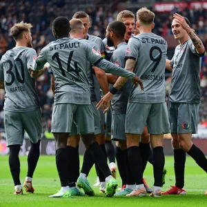 St. Paulis Spieler feiern