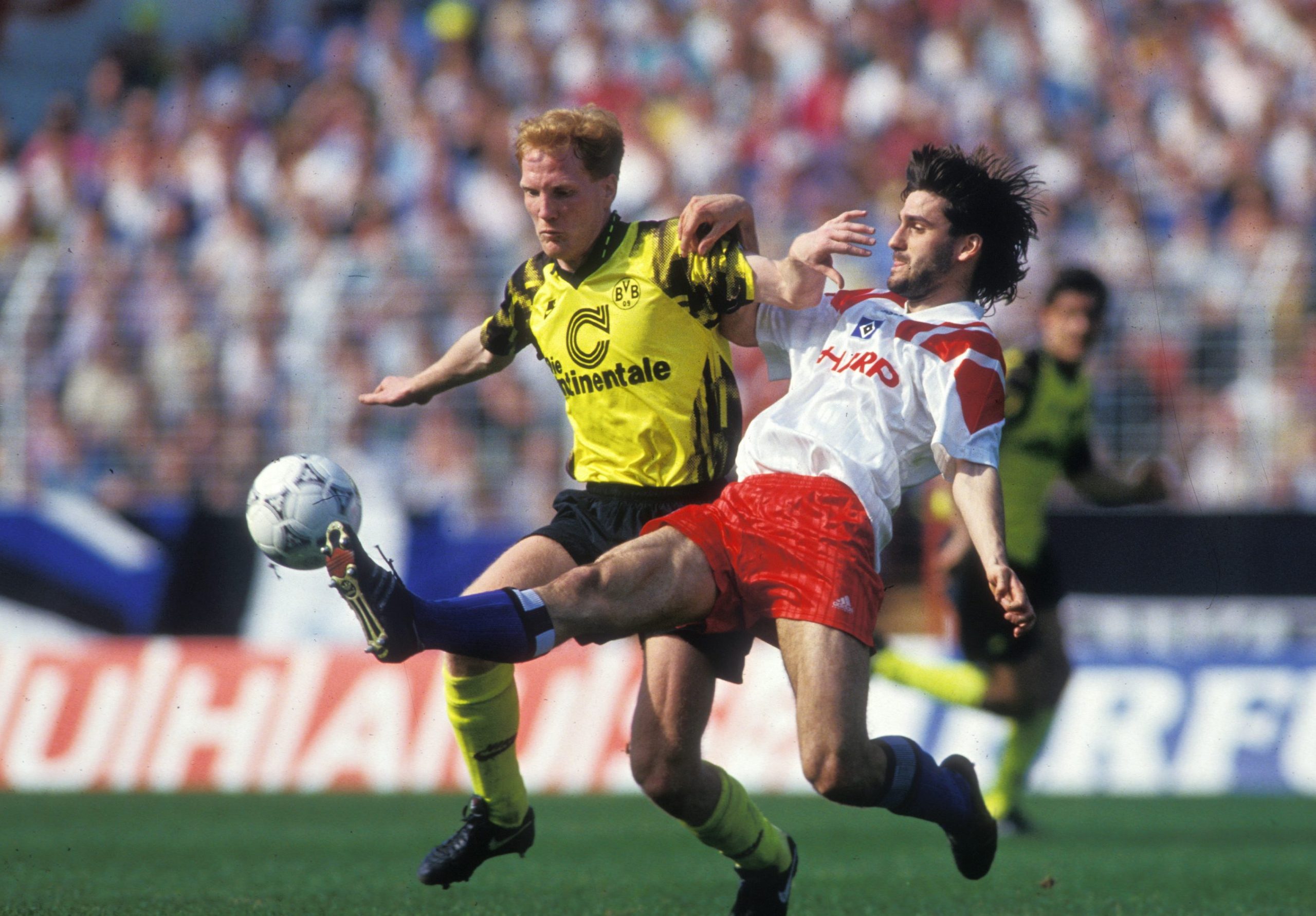 Ex-HSV-Profi Carsten Kober (r.) 1993 gegen Dortmunds Matthias Sammer
