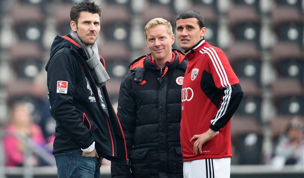 Ralph Gunesch mit dem damaligen Co-Trainer Timo Schultz und Fabian Boll (v.r.)