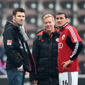 Ralph Gunesch mit dem damaligen Co-Trainer Timo Schultz und Fabian Boll (v.r.)