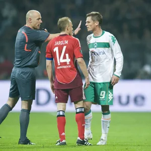 Beim UEFA-Cup-Halbfinale 2009 muss Schiedsrichter Howard Webb zwischen David Jarolim (M.) und Markus Rosenberg schlichten.